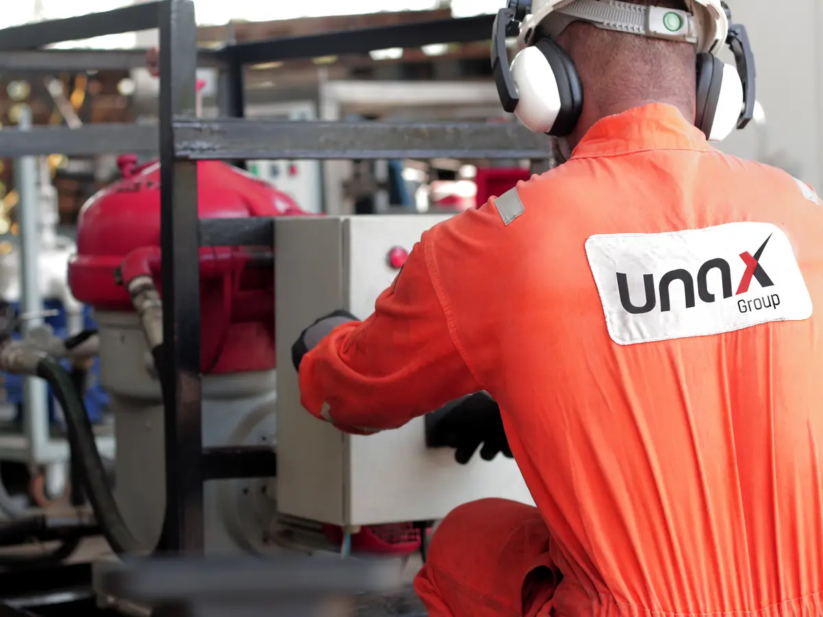 Equipe da UNAX em operação de lubrificação